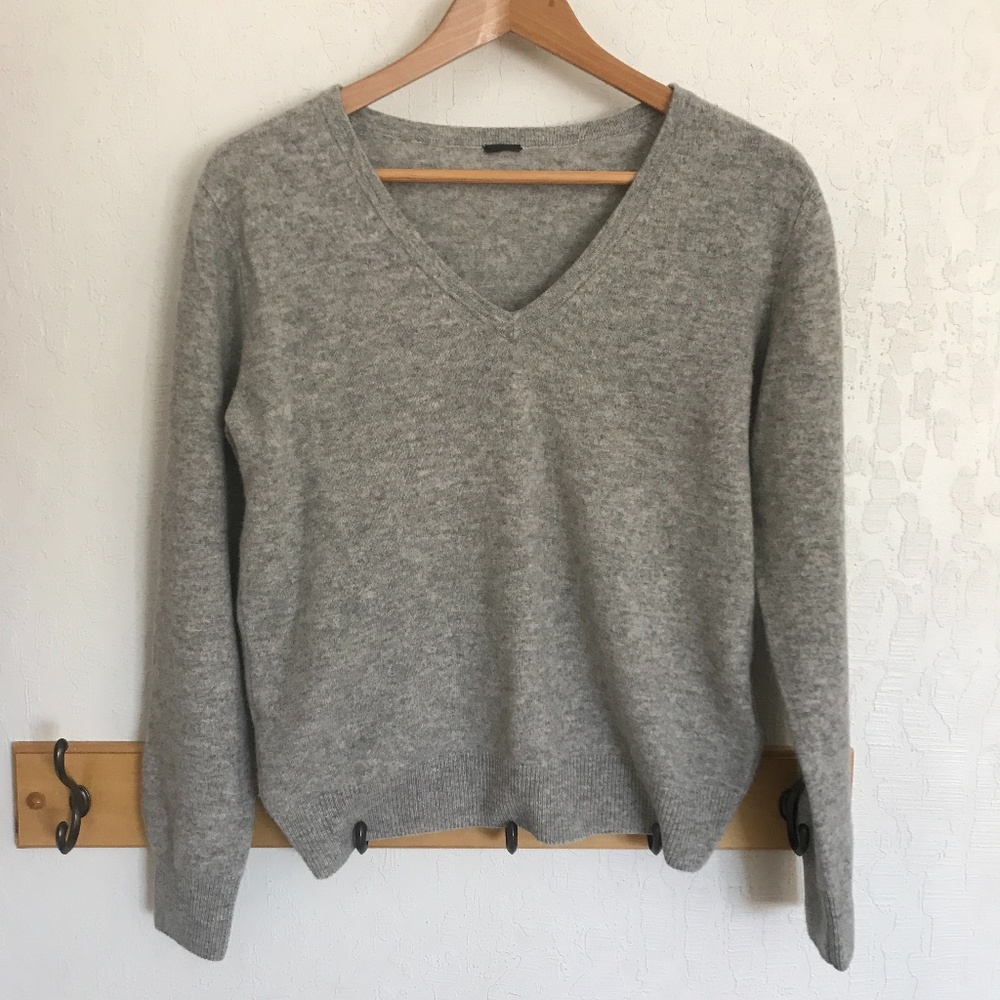 Nadaam Cashmere V-Neck Sweater, Light Grey, Size Small